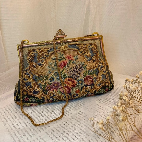 Vintage Handbags - Victorian Tapestry Embriodered Purse